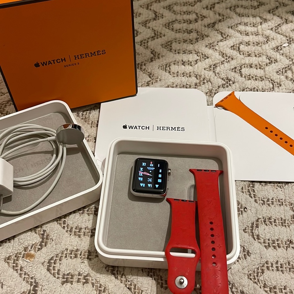 HERMÈS
Apple Series 3 Watch
Authentic